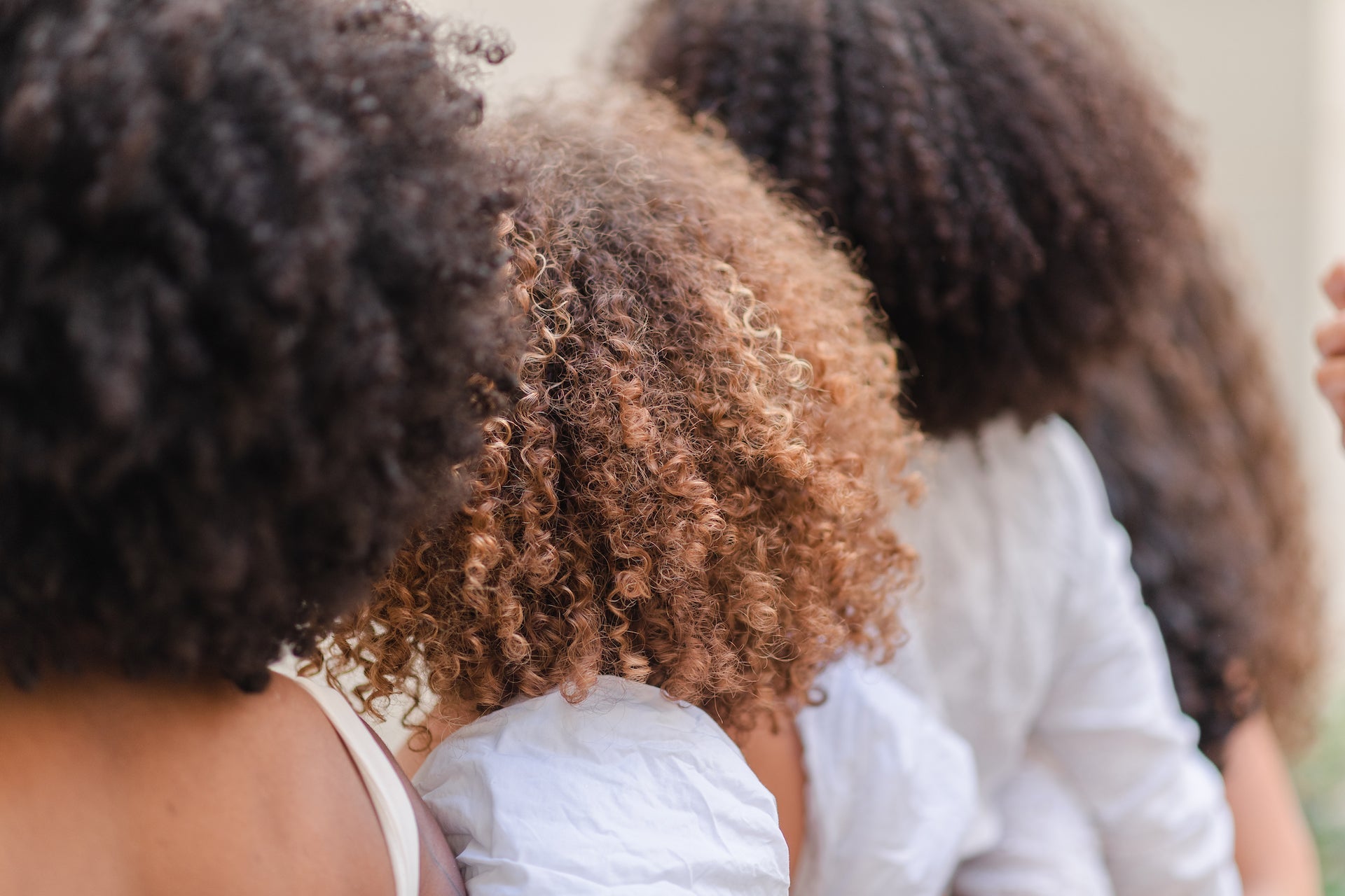 Routine cheveux bouclés : par où commencer quand on est débutant ?