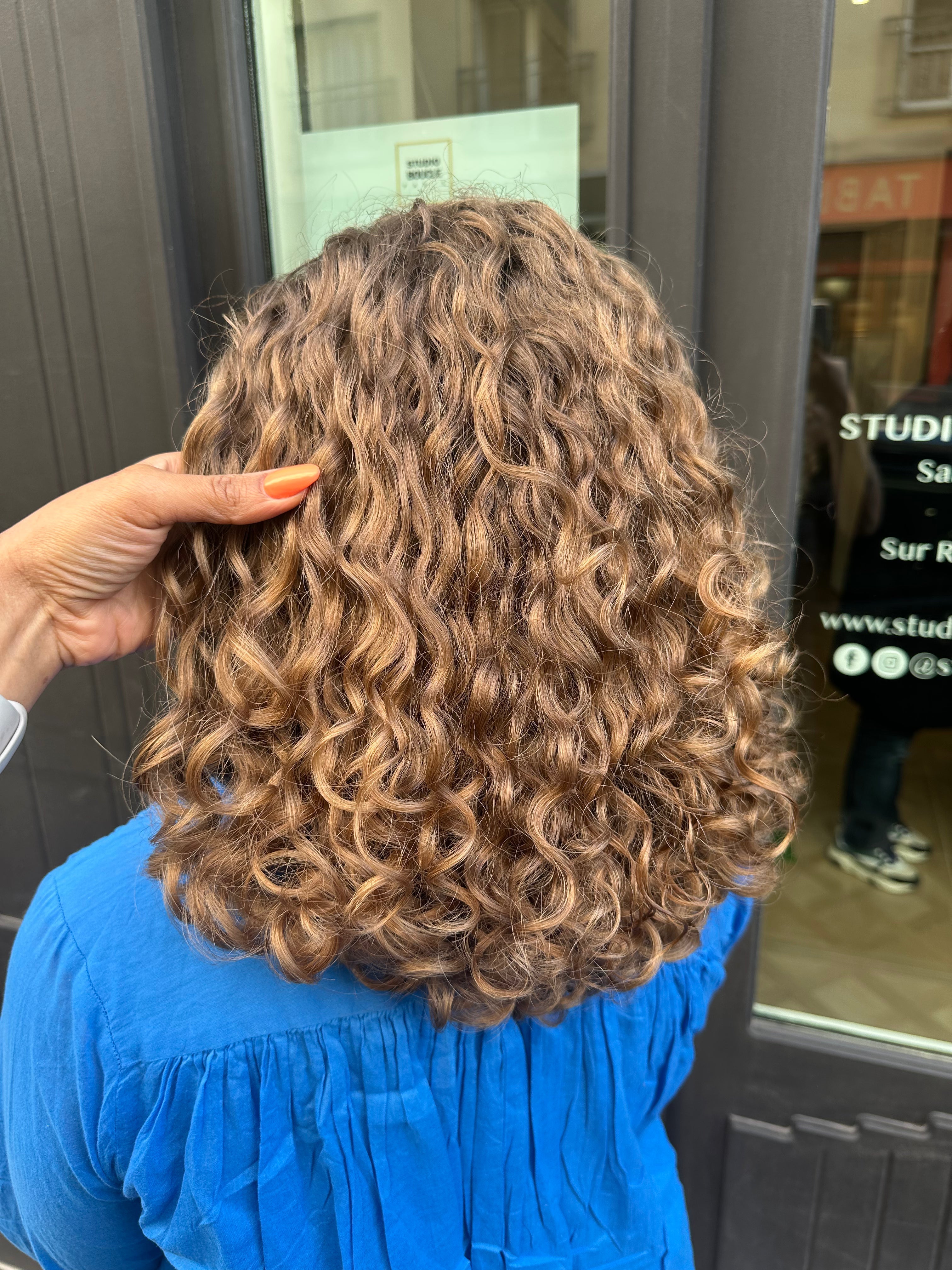Comment définir ses boucles naturellement : le guide complet Image